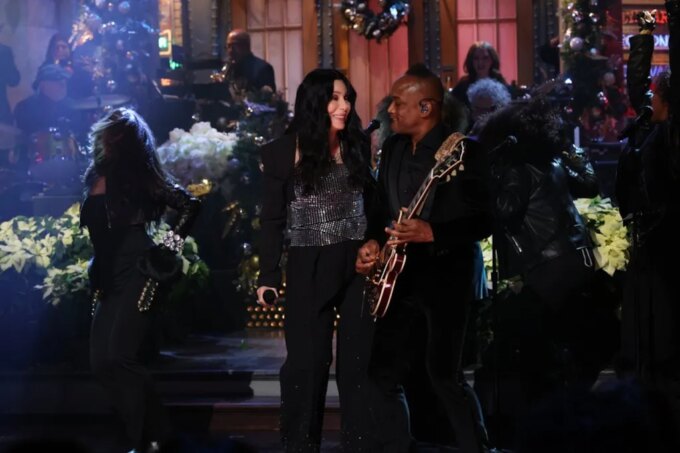 Cher Performs 'DJ Play a Christmas Song' & 'Run Rudolph Run'