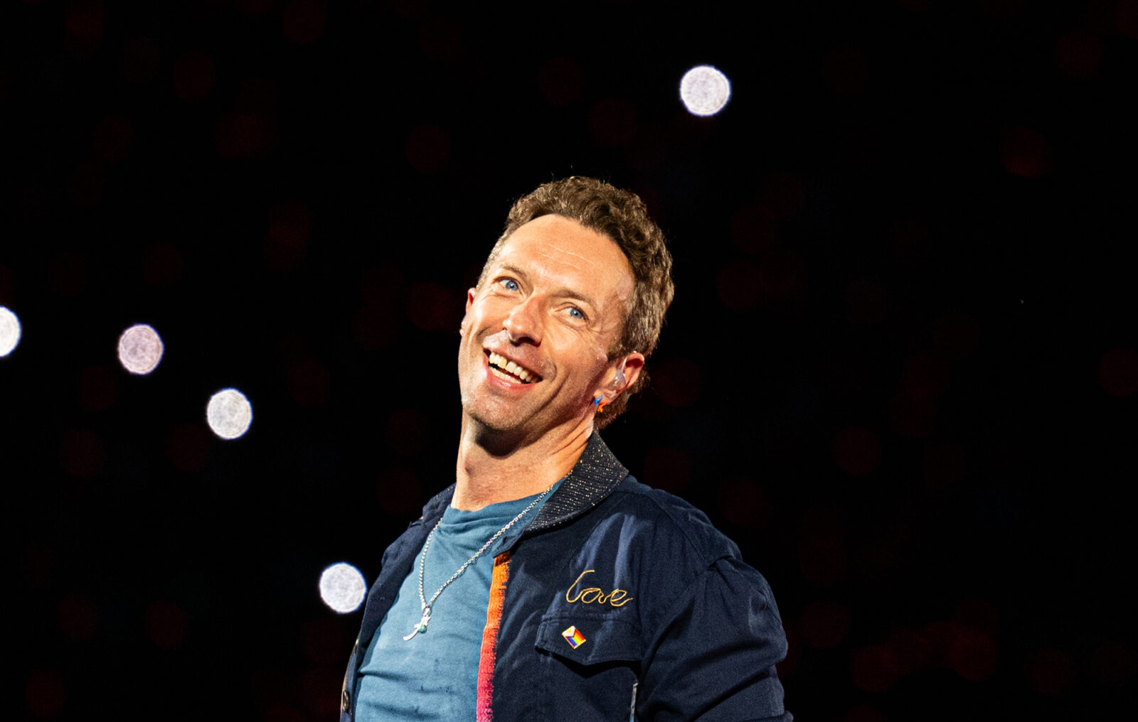 Coldplay's Chris Martin surprises newlyweds by singing first dance at their wedding