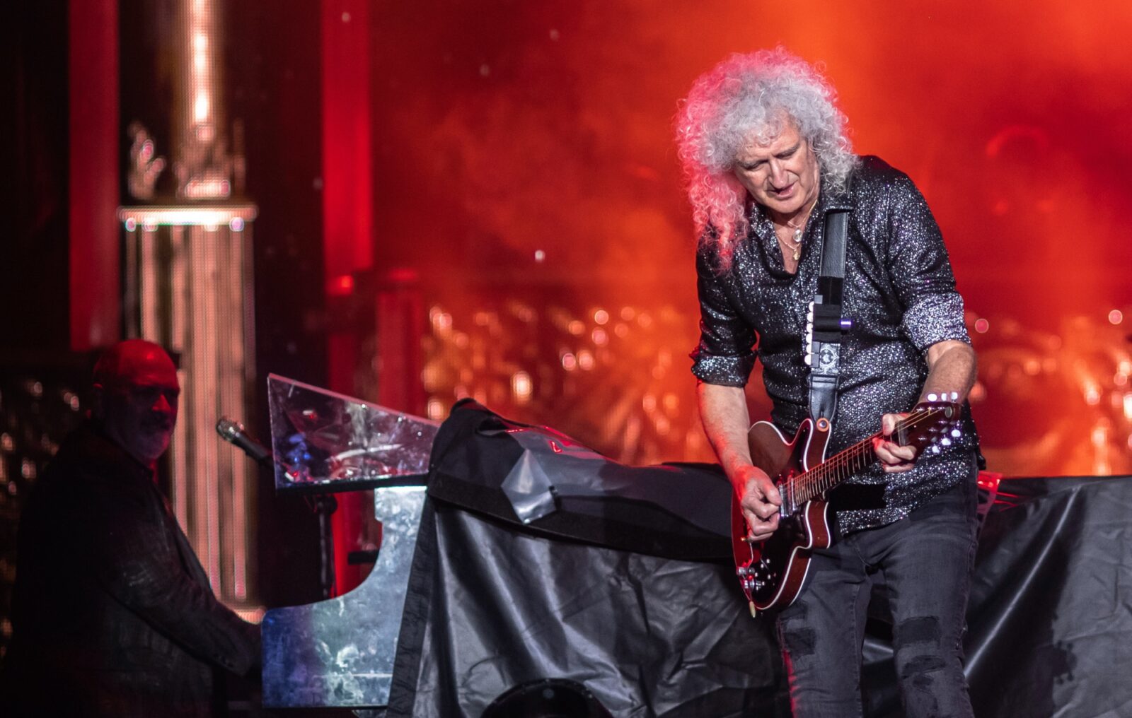 Brian May says Queen refuse to tour America as it is a "dangerous place"