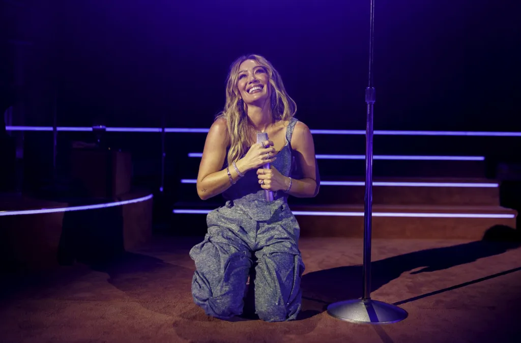 Hilary Duff Performs Live Debut of 'Lizzie McGuire' Favorite in London