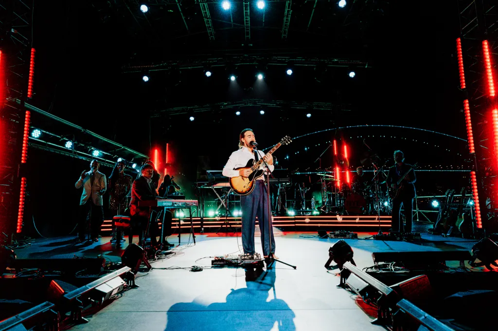 Matt Corby Performs Emotional NYE Tribute to Sydney Shooting Victims
