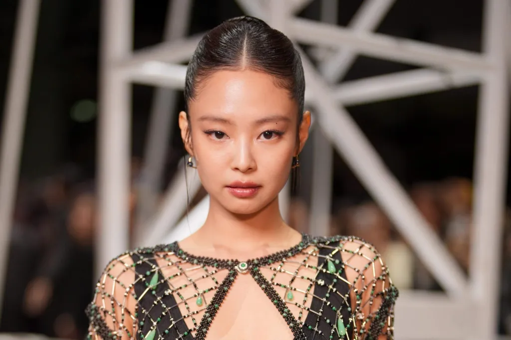 BLACKPINK's JENNIE Tries 'Dracula' TikTok Trend for Tame Impala Remix