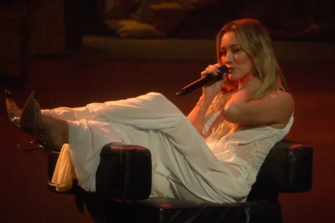 Hilary Duff Talks Olsen Twins Obsession, Performs 'Roommates' on 'Fallon'