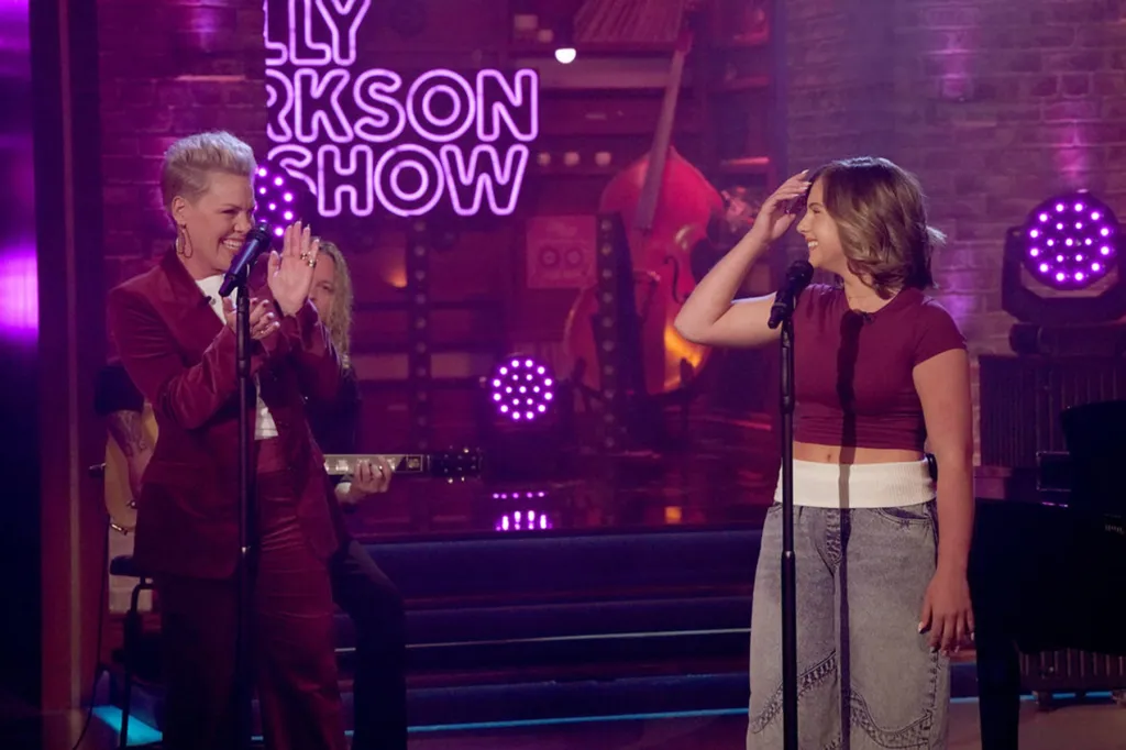 Pink & Daughter Willow 'Hopeless War' Duet on 'Kelly Clarkson Show'