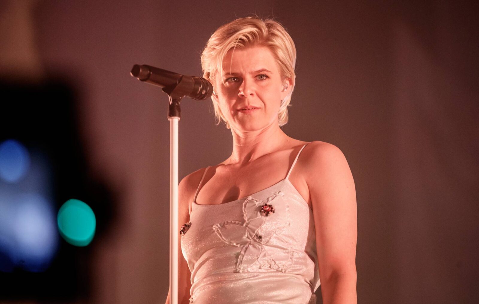 Watch Robyn make surprise appearance with Olof Dreijer at BBC 6 Music Festival in Manchester