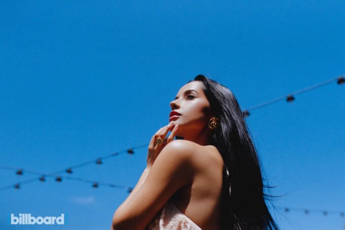 Becky G Pays Tribute to Selena at Latin Women in Music 2026