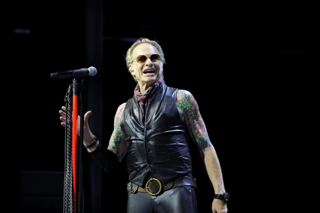 David Lee Roth Joins Teddy Swims at Stagecoach for 'Jump'