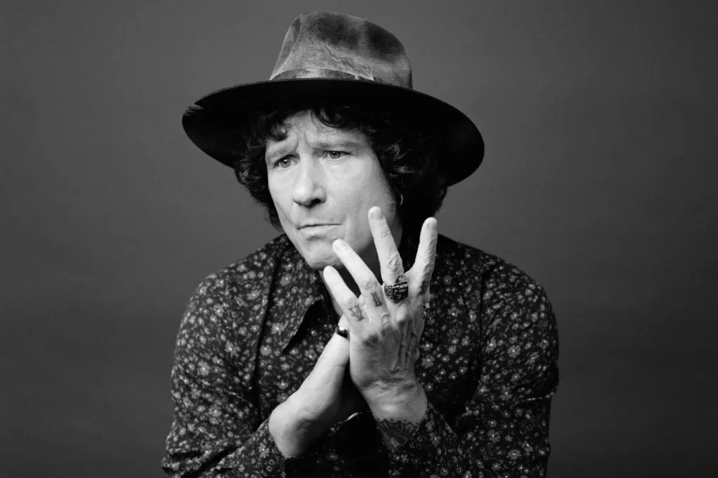 Enrique Bunbury Continues His Exploration of Roots Music in New Album