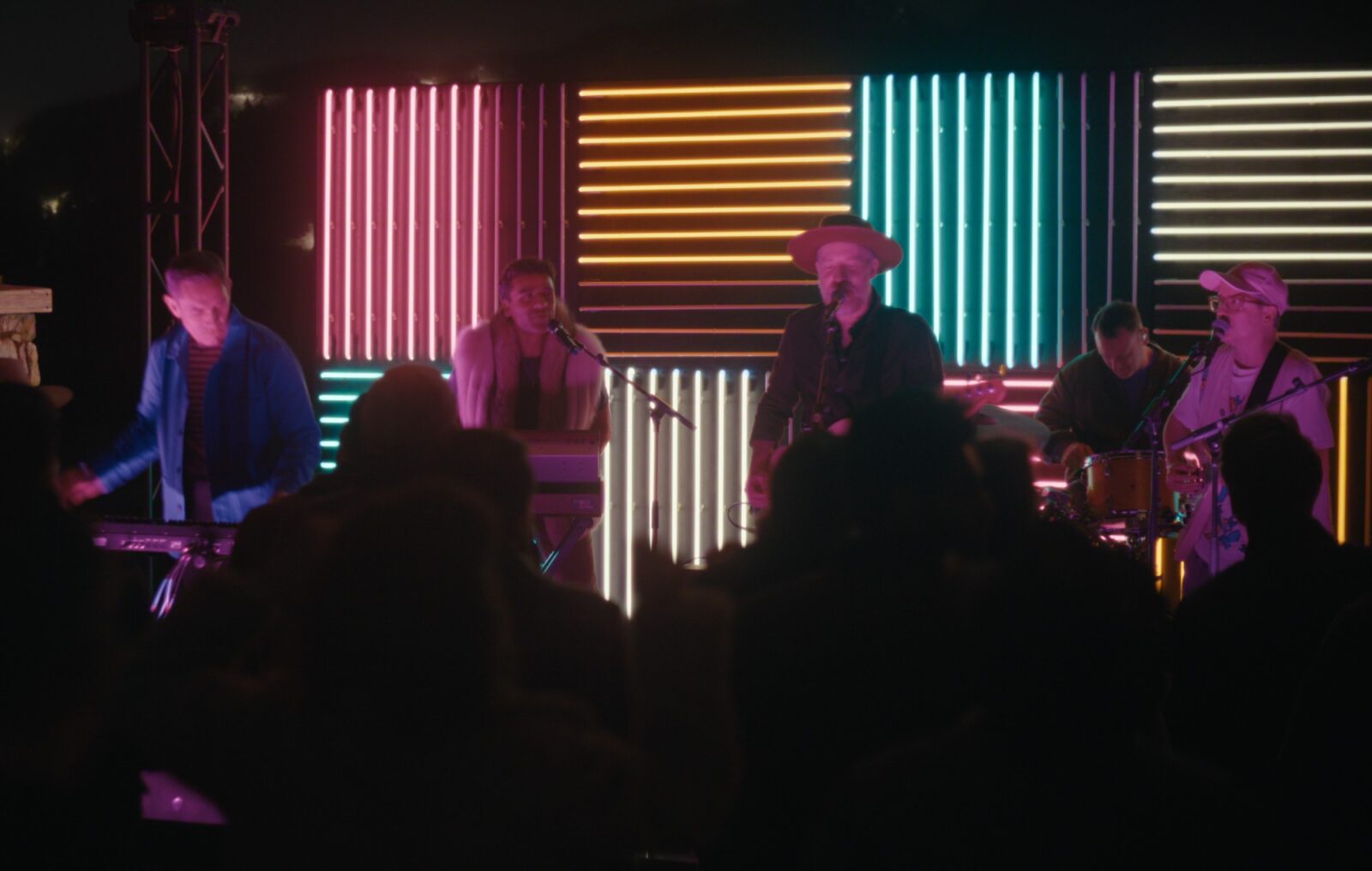 Oscar Isaac on performing with Hot Chip in 'Beef' season two