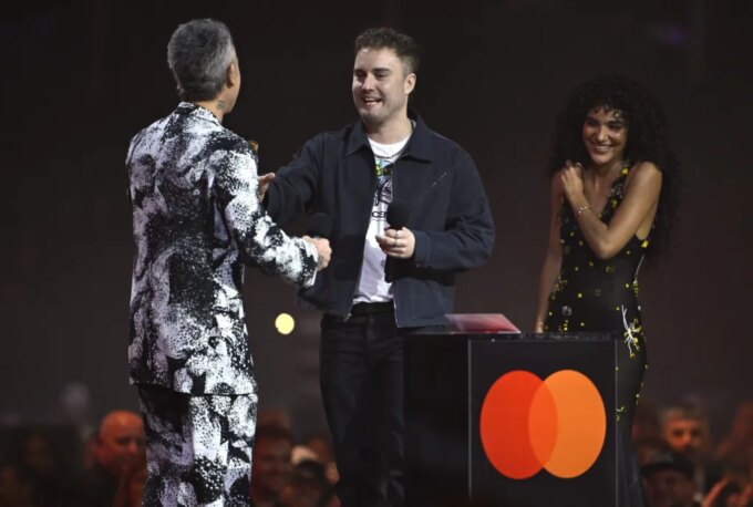 Songs That Led the UK Chart for 8+ Weeks, but Didn’t Go Top 10 in U.S.