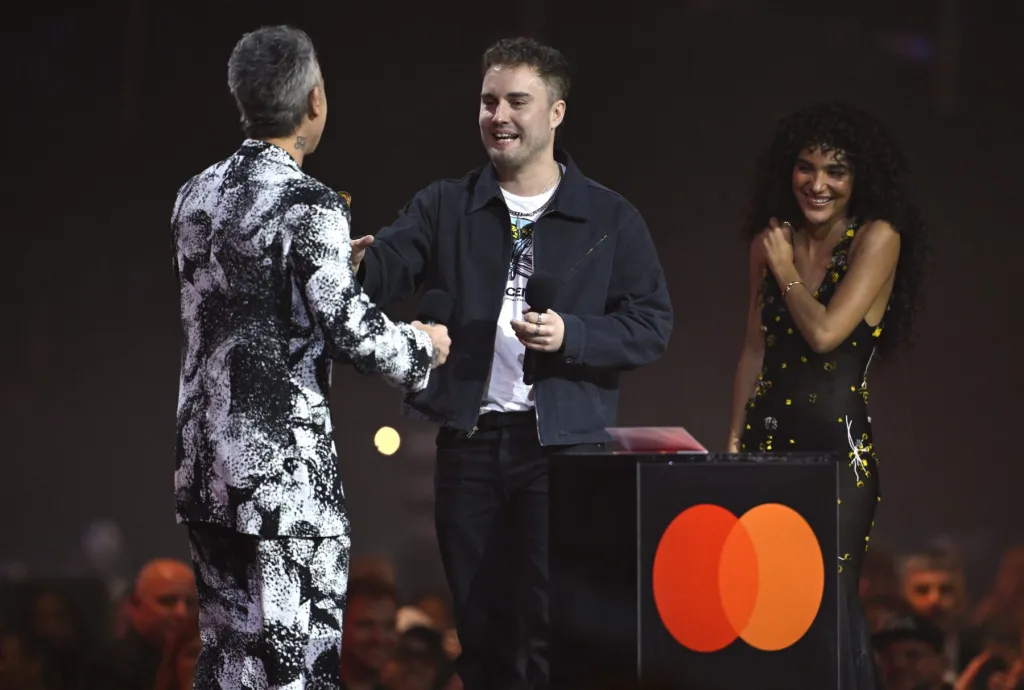 Songs That Led the UK Chart for 8+ Weeks, but Didn’t Go Top 10 in U.S.