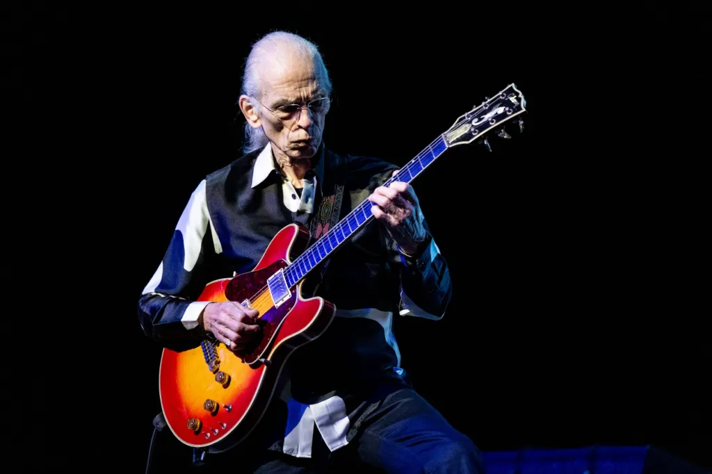 Yes Postpones European Tour as Steve Howe Prepares for Surgery