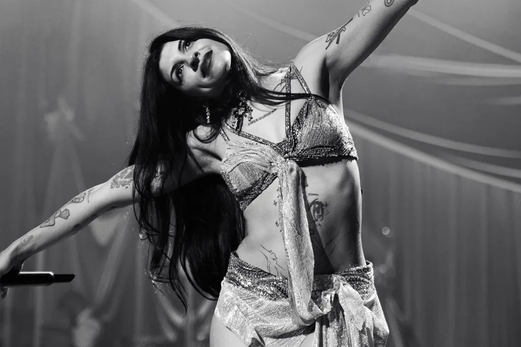 Cazzu, A.B. Quintanilla Sing Selena's 'Si Una Vez' in Texas