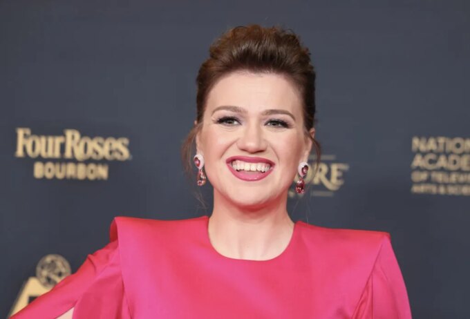 Kelly Clarkson to Return to 'The Voice' for Season 30