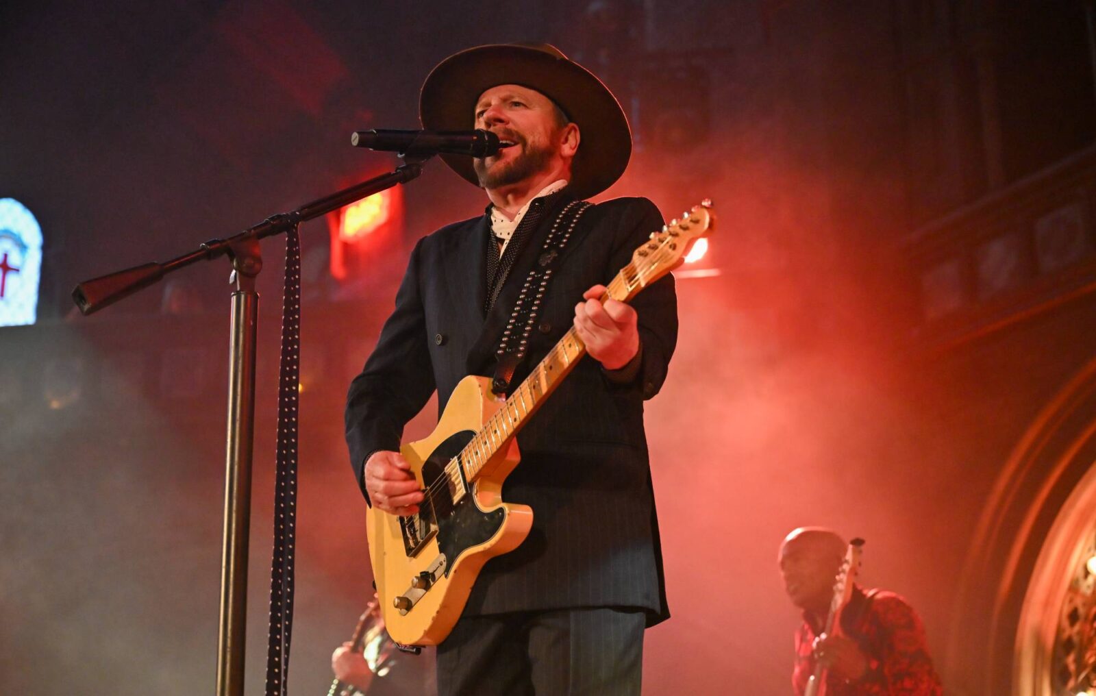 Kiefer Sutherland cancels US tour due to "very low ticket sales"