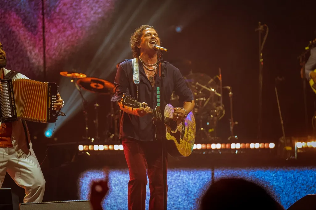 'Te Dedico' Puts Carlos Vives Back at No. 1 on Latin Airplay