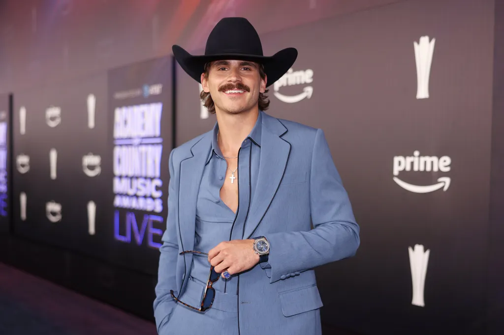 Tucker Wetmore Earns His First Country Airplay No. 1 With 'Brunette'