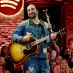 Watch Noah Kahan perform 'The Great Divide' and 'Doors' on 'SNL'