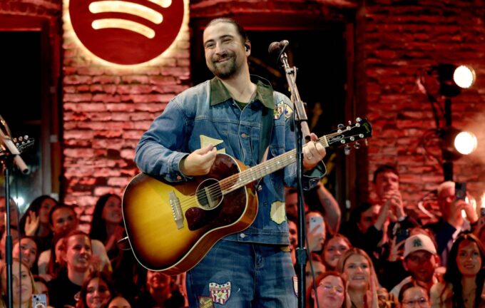 Watch Noah Kahan perform 'The Great Divide' and 'Doors' on 'SNL'