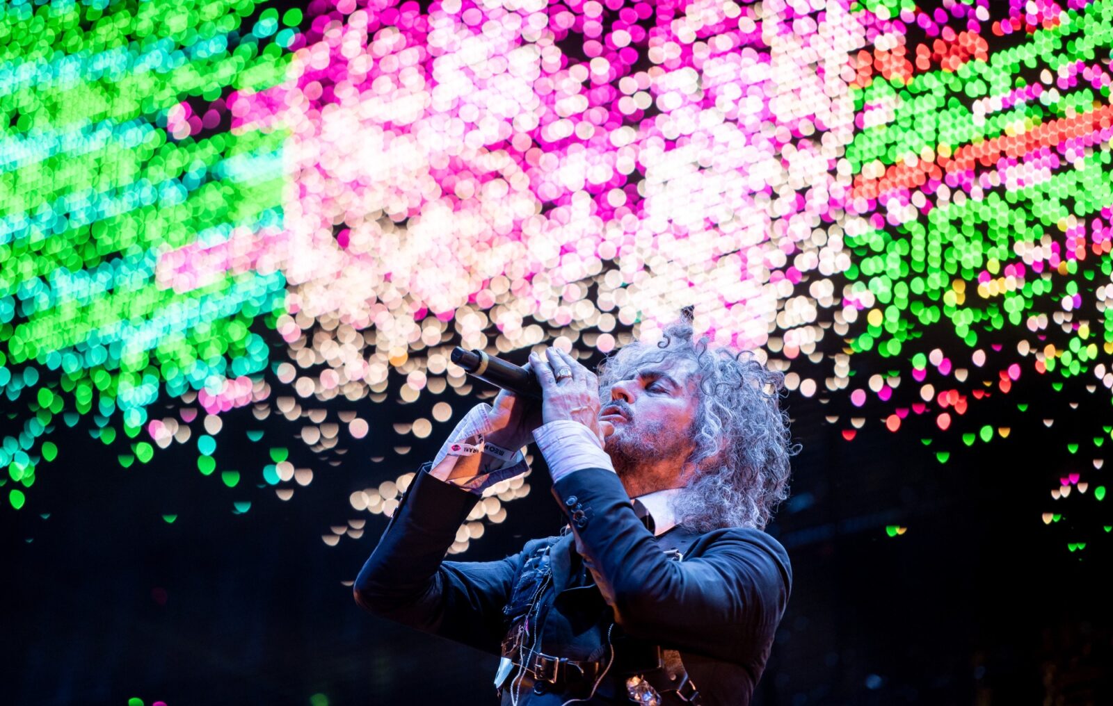 Flaming Lips cancel show as they share photo of Wayne Coyne hospitalised with pneumonia