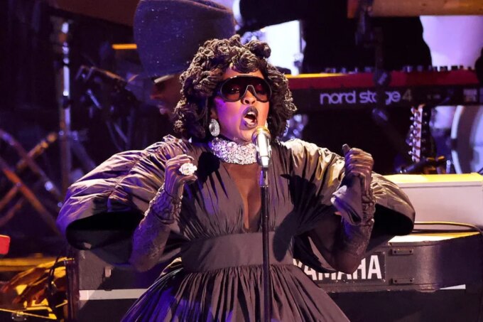 Ms. Lauryn Hill to Receive Living Legend Icon Award at 2026 BET Awards