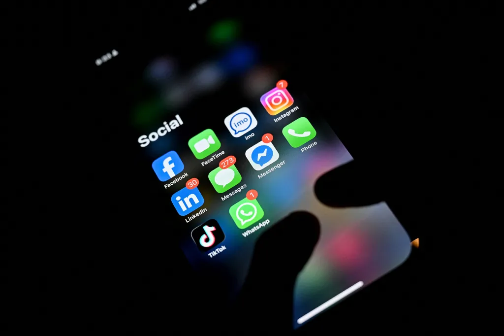U.K. Music Industry Reacts to Under 16s Social Media Ban